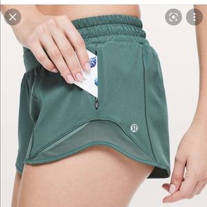lululemon Hotty hot shorts 2.5 “ green smoke color size 4